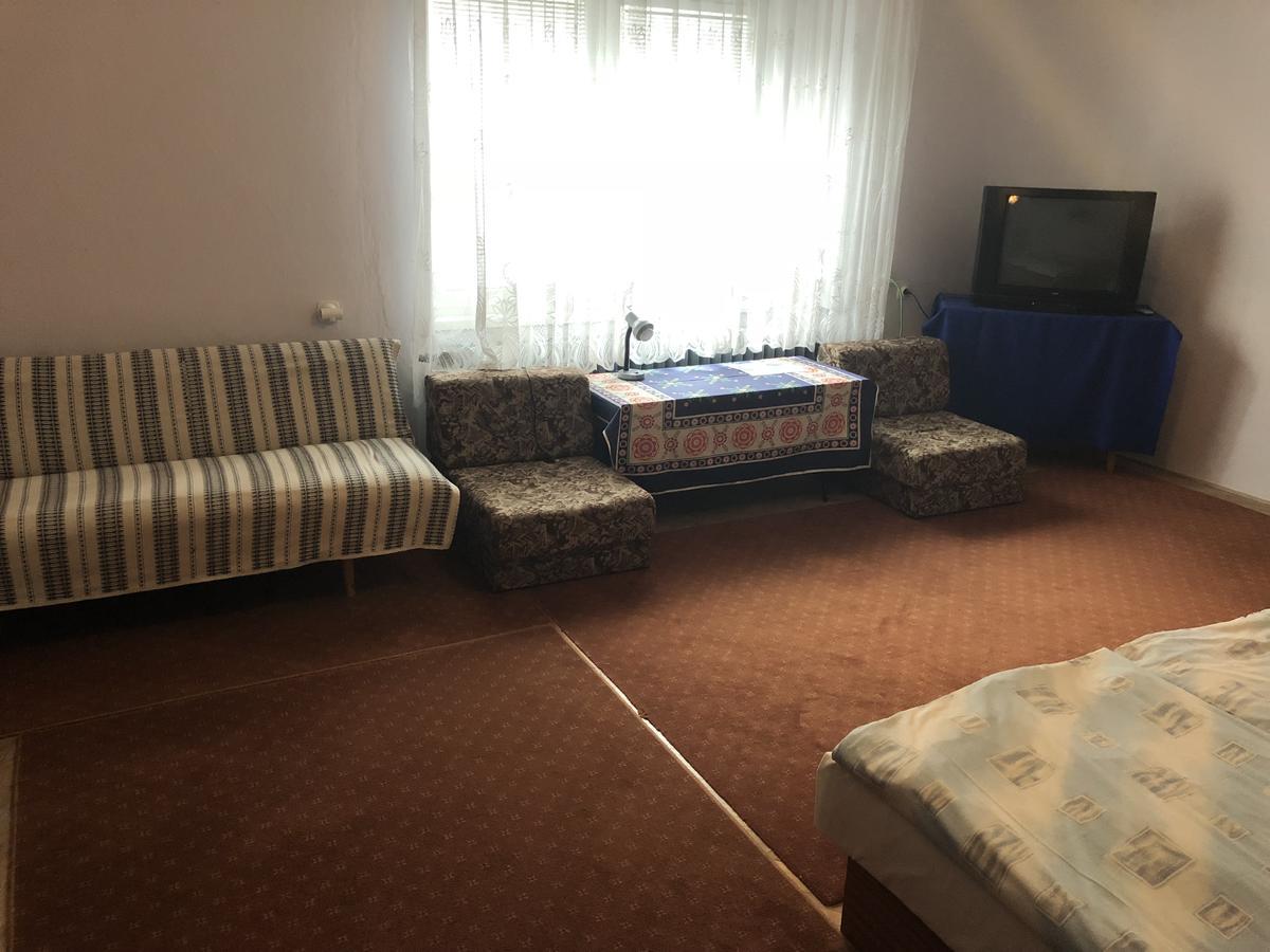 Eko Penzion Leo Дудинце Екстериор снимка
